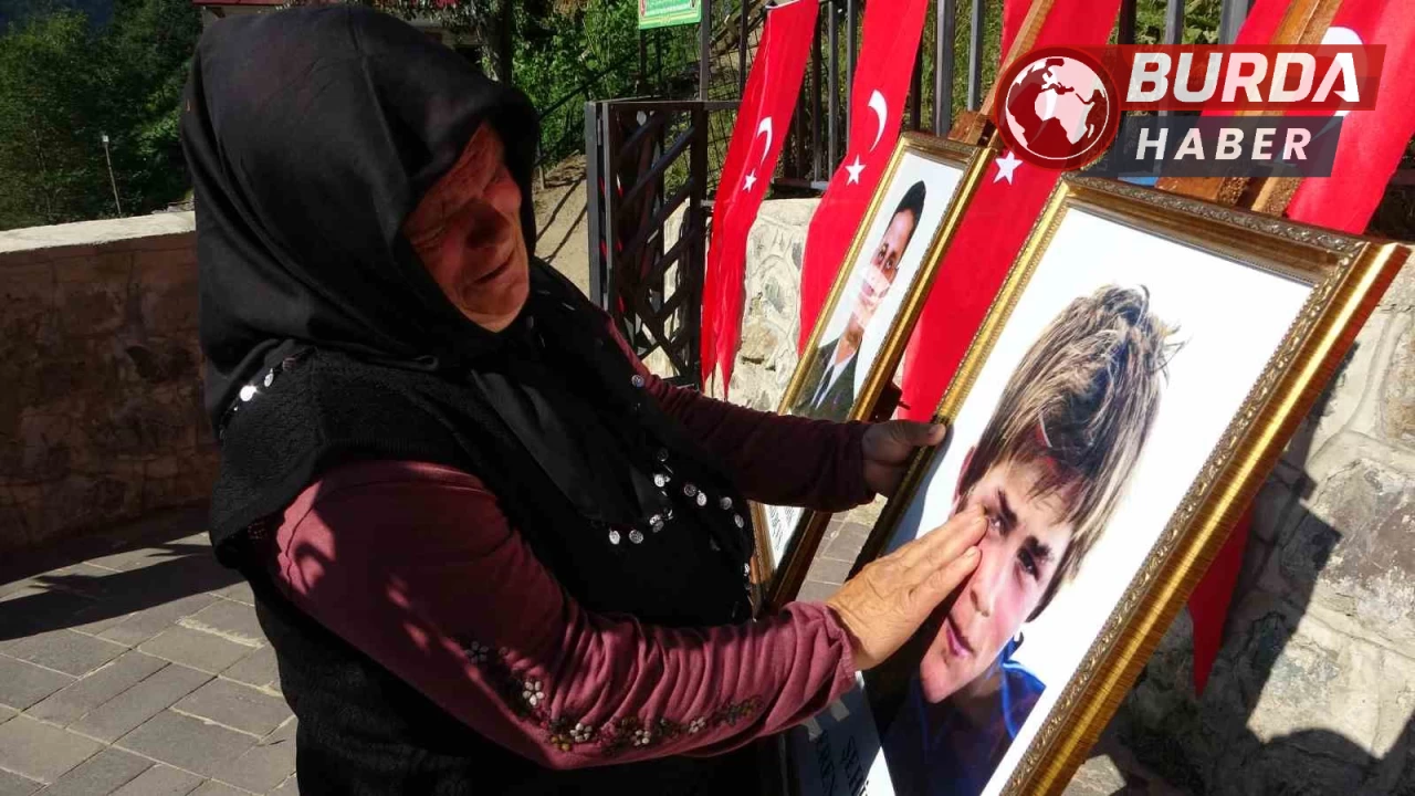 Şehit Eren Bülbül'ün sevenleri şehadetinin 8. yılında mezarı başında!