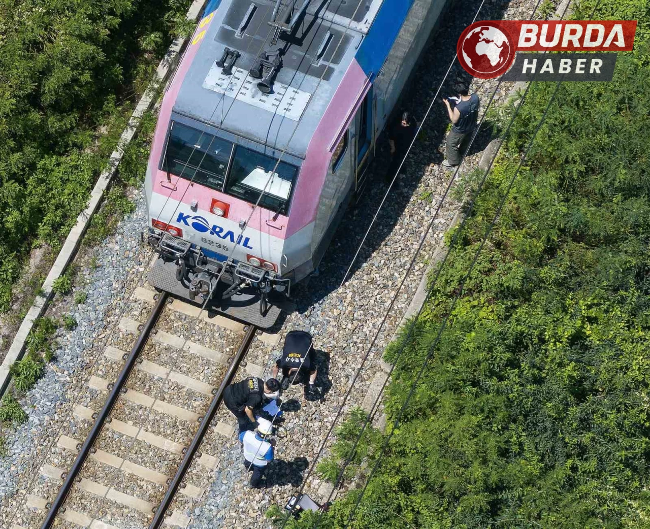 Güney Kore’de yolcu treni, demiryolunda çalışan işçilere çarptı.