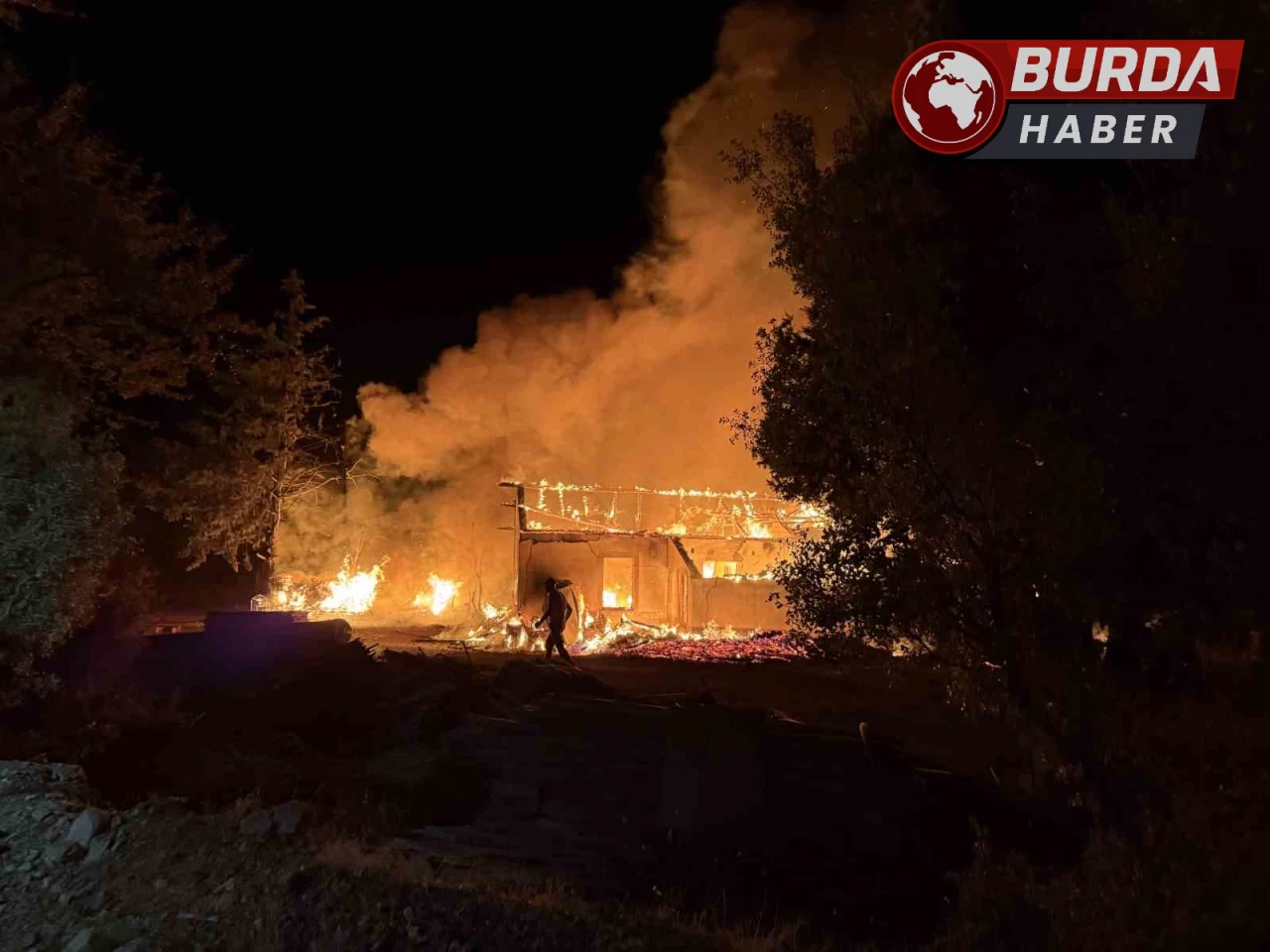 Antalya’da kereste fabrikasının lojmanı alev alev yandı.