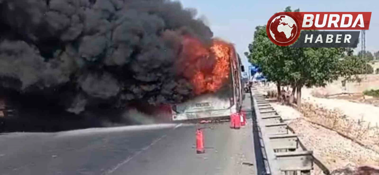 Şanlıurfa’da şehir içi yolcu otobüsü hararetten alev alev yandı.