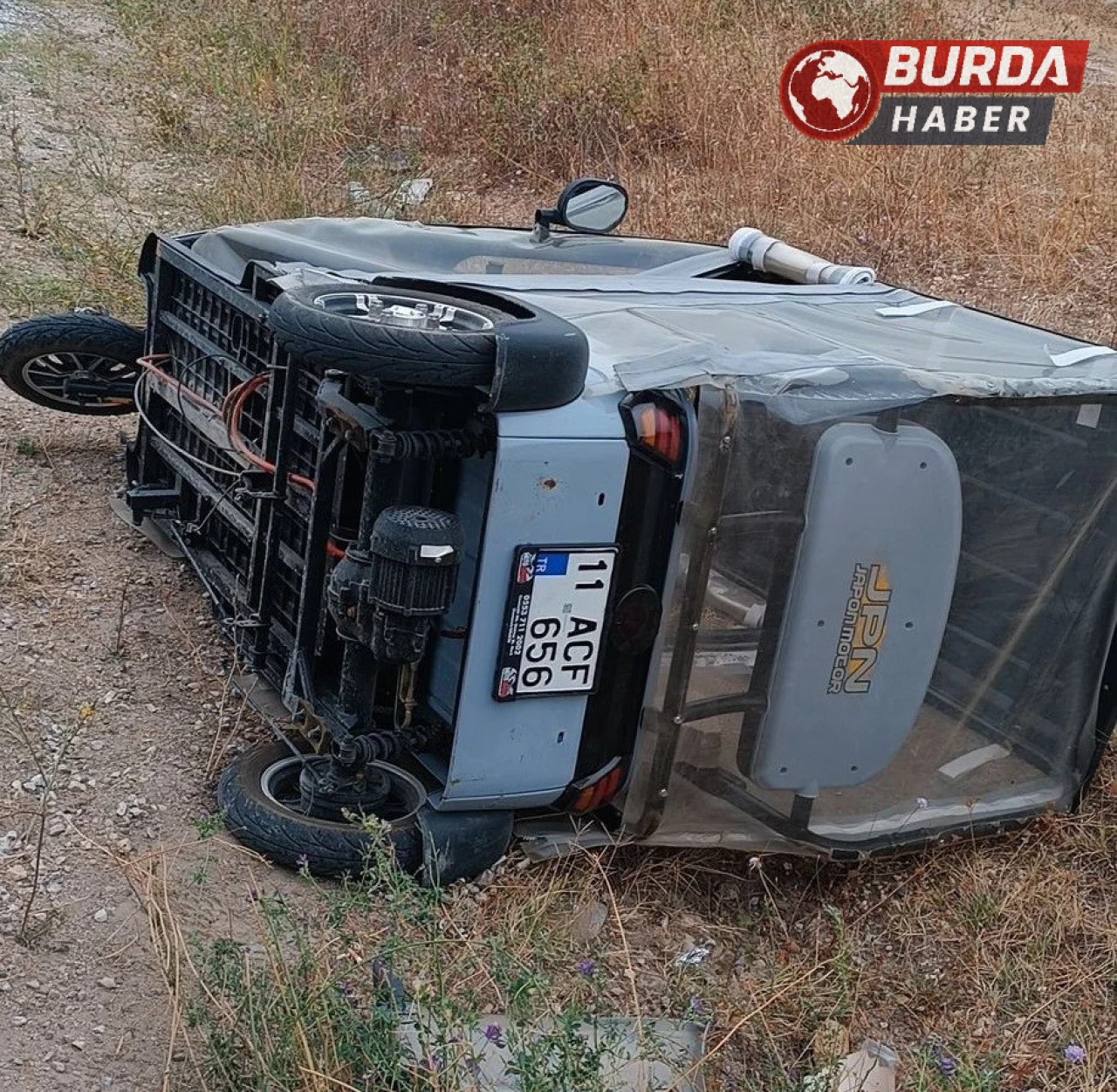 Bilecik’te bir araca yol vermek isterken hastanelik oldu.