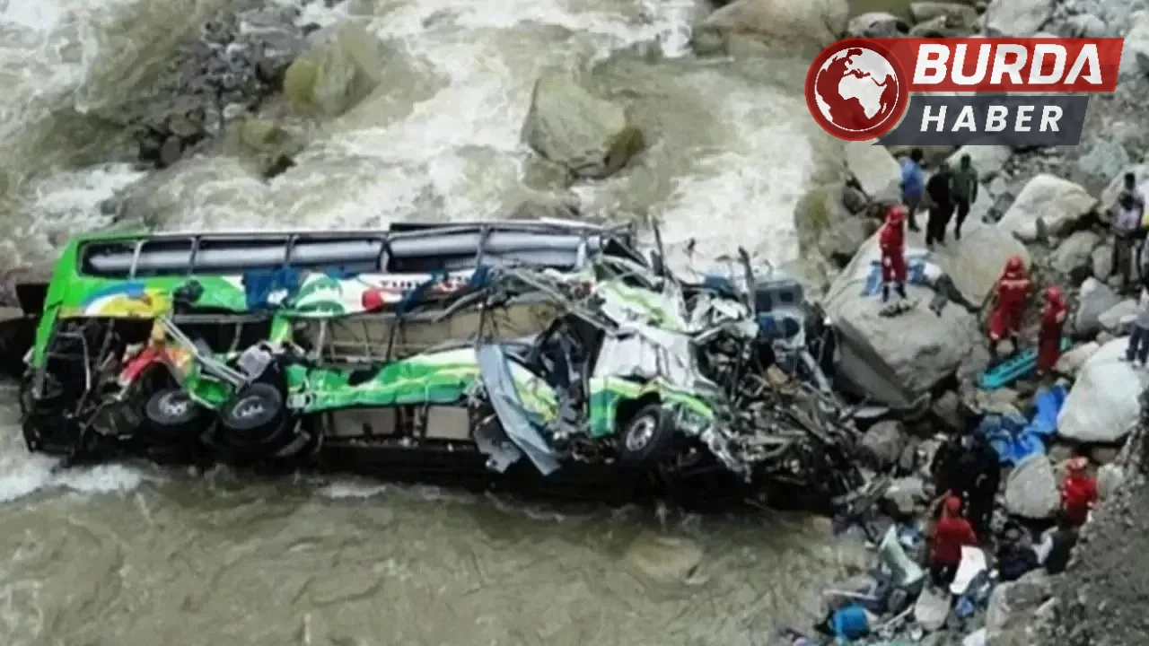 Nijerya’da düğün konvoyundaki otobüs dereye düştü: 19 kişi öldü