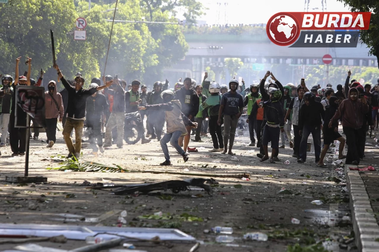 Endonezya’da hükümet karşıtı protestolar şiddet olaylarına dönüştü.