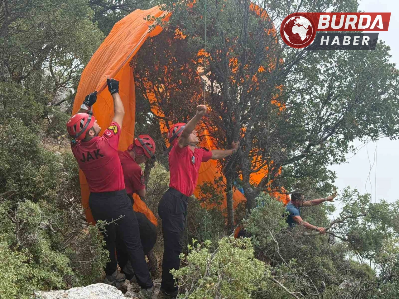 Fethiye’de ormanlık alana düşen paraşütçüleri JAK kurtardı