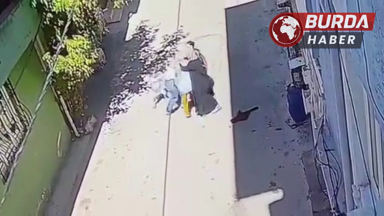 Bursa’da 3 kadın, kucağında çocuğu olan anneyi tekme tokat dövdü.
