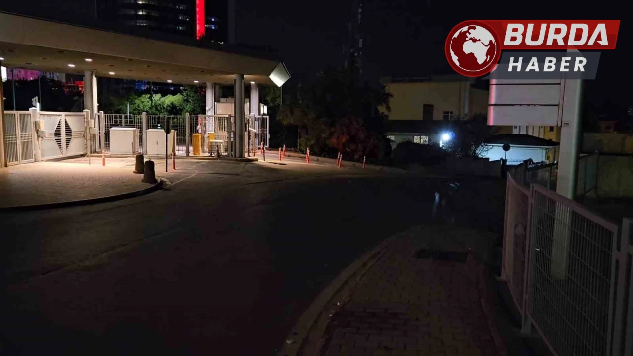 Levent’te özel banka güvenlik görevlisi 2 arkadaşını kazayla vurdu.