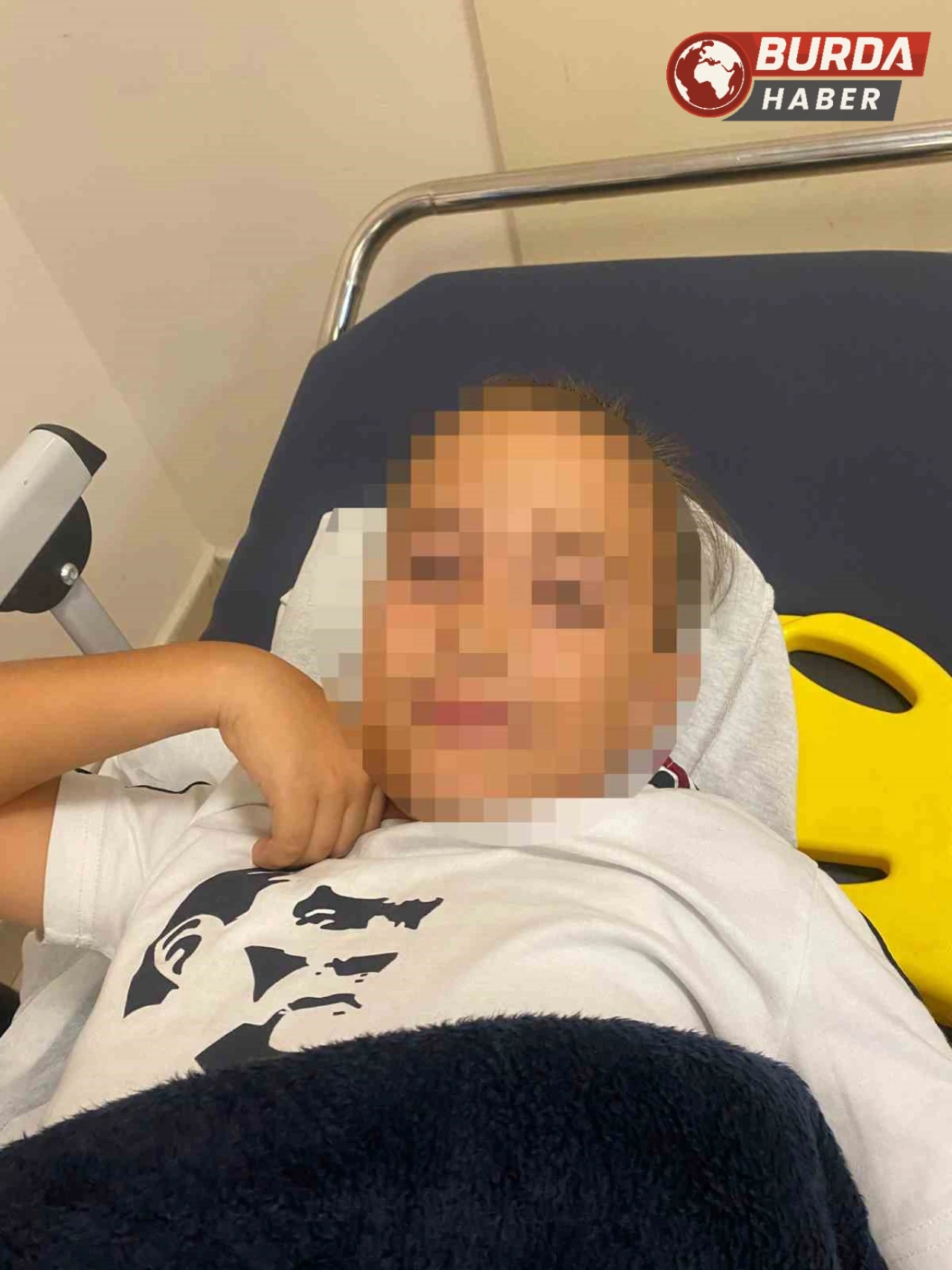 Okul bahçesinde bayrak direği öğrencilerin üzerine devrildi.