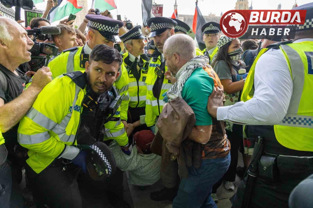 Londra’da düzenlenen Filistin gösterisinde 890 kişi gözaltına alındı.