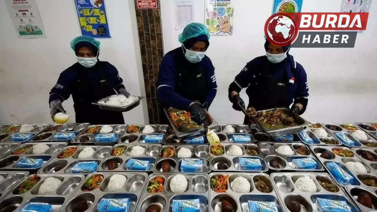 Endonezya’da hükümetin ücretsiz yemekleri 846 öğrenci zehirledi.