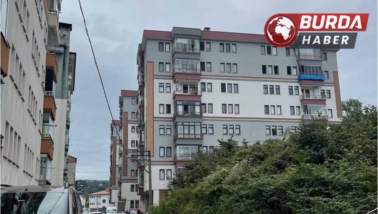 61 yaşındaki kadın çamaşır astığı sırada 5. kattan düşerek öldü.
