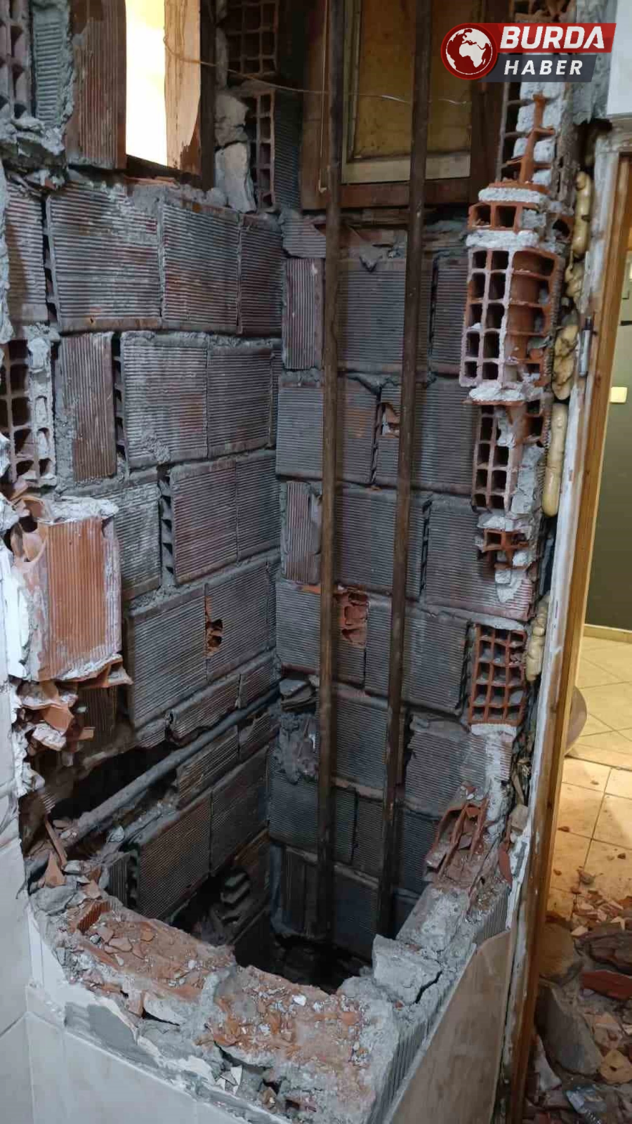 Telefonunu almak isterken metrelerce yükseklikten düştü.
