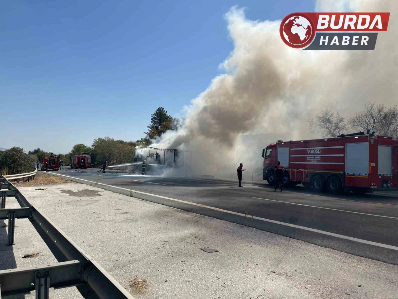 Ev eşyası yüklü tır alev alev yandı, otoyolda kuyruk oluştu.
