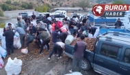 Kamyonet sürücüsü kasadaki patatesleri vatandaşlara ücretsiz dağıttı