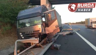 Bulgaristan plakalı bir tır bariyerlere ok gibi saplandı.