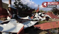 Hortum öğrenciler içerideyken okulu vurdu, çatıyı uçurdu.