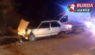 Otomobillerin Kafa Kafaya Çarpışması Sonucu 4 Çocuk Yaralandı.