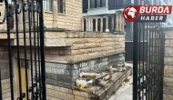 Kocaeli'de 14 yaşındaki çocuğun üzerine beton korkuluk düştü.