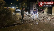 Tatil merkezi Çeşme, gece saatlerinde şiddetli yağışa teslim oldu.