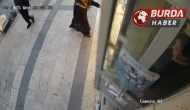 Eşine Bıçaklı Saldırı Anı Kamerada! Esnaf Meyve Kasalarıyla Durdurdu