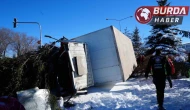Erzurum'da Kamyon Refüje Çıkıp Devrildi