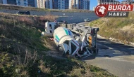 Tekirdağ'da Beton Mikseri Virajı Alamadı, Yola Devrildi