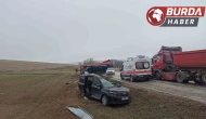 Çorum'da Tırın Dorsesi Hafif Ticari Araca Devrildi: 2 Yaralı!
