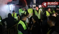 Sırbistan’da protestocular devlet televizyonu binasını ablukaya aldı.