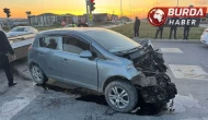 Yangın ihbarına giden itfaiye aracı otomobil ile çarpıştı.