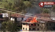 Kastamonu'da alevlere teslim olan üç katlı ev kullanılmaz hale geldi.