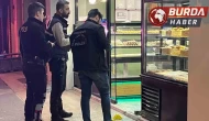 Husumetlisinden kaçarak kafeye saklandı, silahlı saldırıda yaralandı.