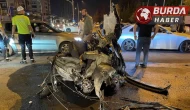 Mersin’deki trafik kazasında otomobil ikiye bölündü, 3 kişi yaralandı.