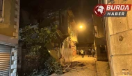 Fatih’te 2 katlı ahşap metruk binada çökme meydana geldi.