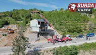 Yıkımı yapılacak kaçak villayı vinçle taşıdı.