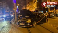 Alkollü sürücü tramvay yoluna daldı, 2 kişi yaralandı.