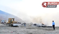 Manisa'da çöplük yangını: 1 itfaiye eri dumandan etkilendi.