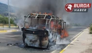 Balıkesir'de alevlere teslim olan yolcu minibüsü küle döndü.