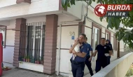 4 aylık bebeğini rehin aldı, balkondan bal kabağını fırlattı.