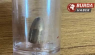 Bahçede oynayan 8 yaşındaki çocuğa yorgun mermi isabet etti.