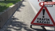 Erzurum-Artvin karayolunda iki araç kafa kafaya çarpıştı.