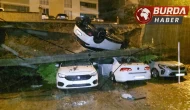 Kuvvetli sağanak sebebiyle istinat duvarı araçların üzerine devrildi.