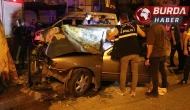 Ağaca ok gibi saplanan otomobilde 2 kişi öldü, 1 kişi ağır yaralandı.