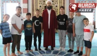 Namazını bozan imam 1 metrelik yüksekten düşen çocuğu havada yakaladı