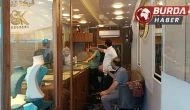 Adana’da kuyumcu soygunu: 2 kişiyi yaralayıp 1 kilo altın çaldılar