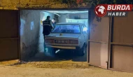 Çaldıkları arabayla kaza yapıp bir evin garajına park ettiler.
