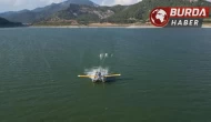 Burdur’da kırıma uğrayan eğitim uçağı vinç yardımıyla çıkarıldı.