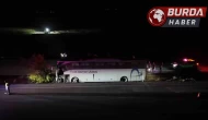 Orta refüje çıkan yolcu otobüsü ağaçları devirdi: 1 kişi öldü.