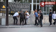 Bıçağı boğazına dayayan şahsa polis ekipleri müdahale etti.