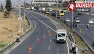 Büyükçekmece’de şiddetli rüzgardan aydınlatma direği yan yattı.