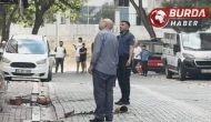 Evini yakmaya çalıştı, müdahale etmek isteyen polise saksı attı.