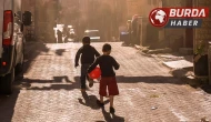 Sesinden rahatsız olduğu çocuklara sopayla saldırdı.